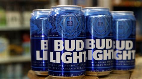 Wall Street Journal: Bud Light owner places two execs on leave。